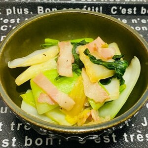 白菜大量消費☆白菜とチンゲン菜とベーコンの炒め物